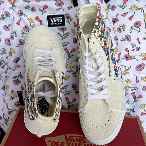 Vans WMNS Sk8-Hi Tapered
Floral White
VN0A5KRUWHT
Sneakers - Picture 13 of 16